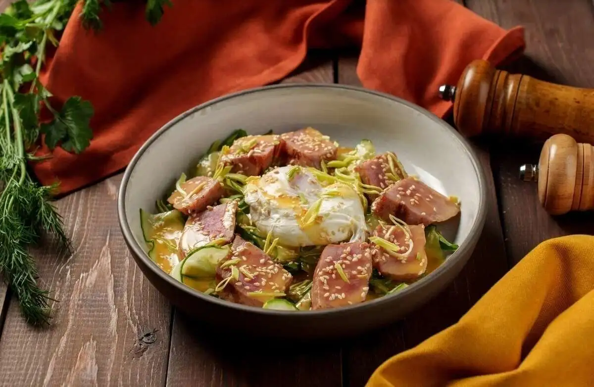 Закуска из тунца с яйцом Пашот