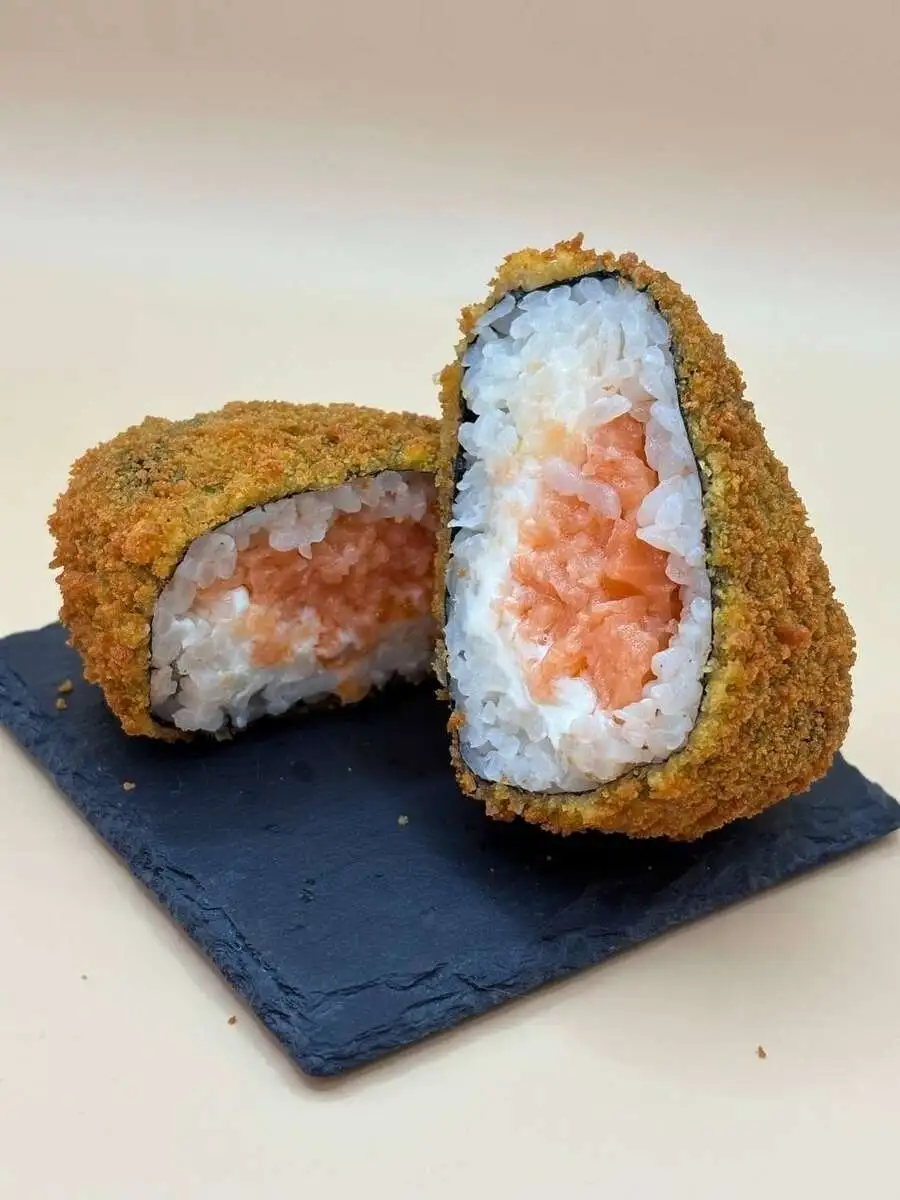 Жареные онигири с лососем и сыром