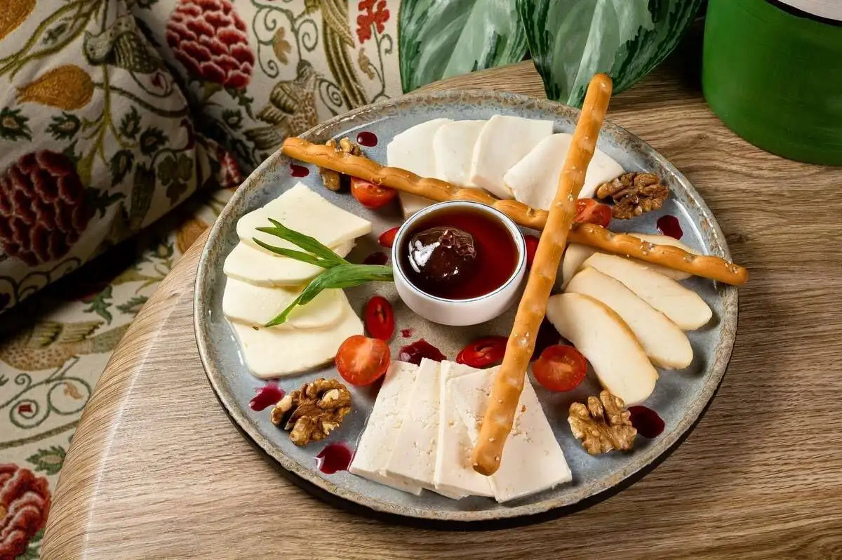 Тарелка кавказских сыров