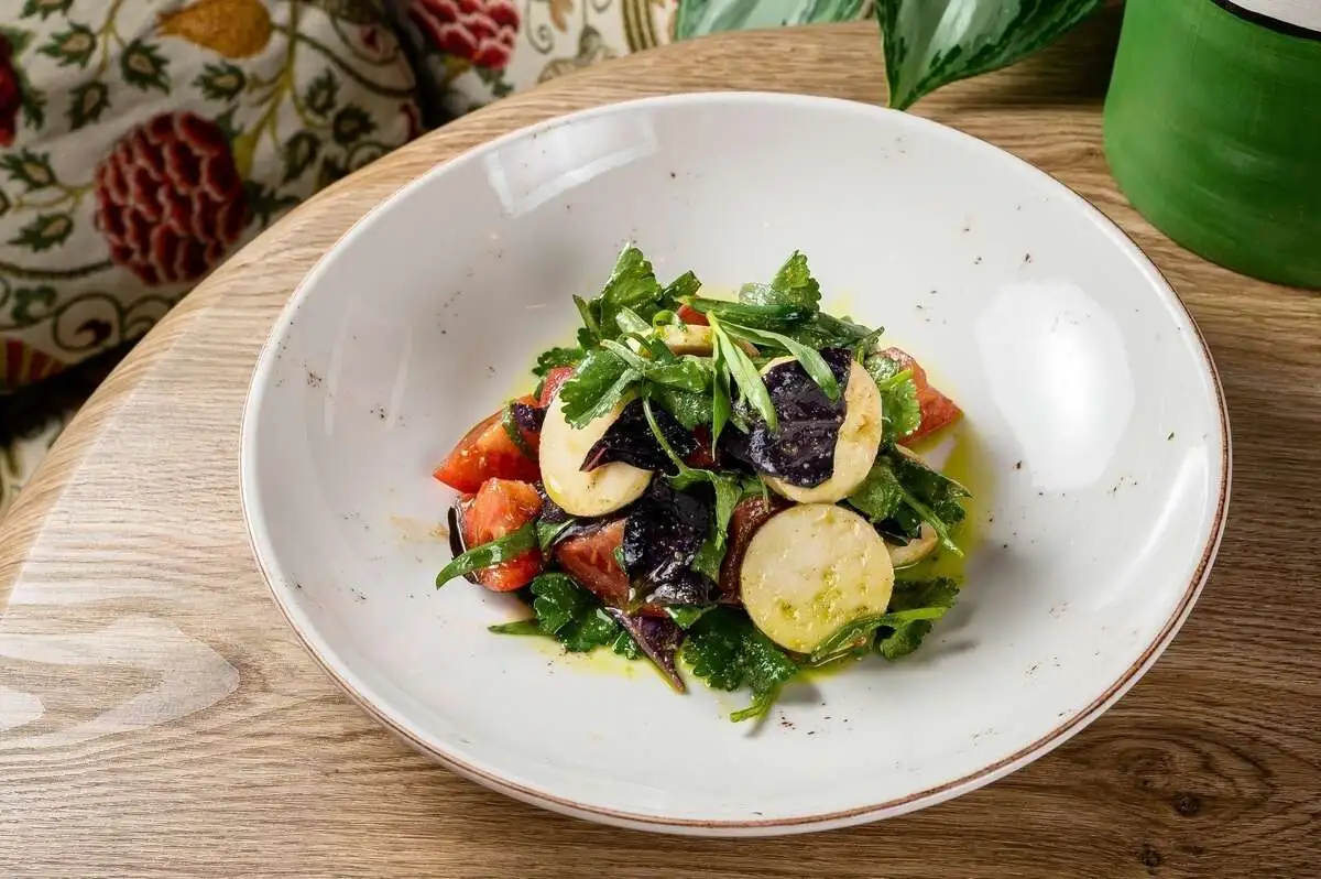 Свежий салат со сладкими помидорами, сулугуни и песто