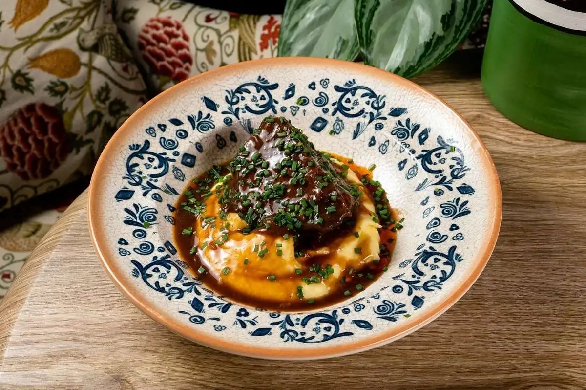 Телячьи щечки с картофельным пюре