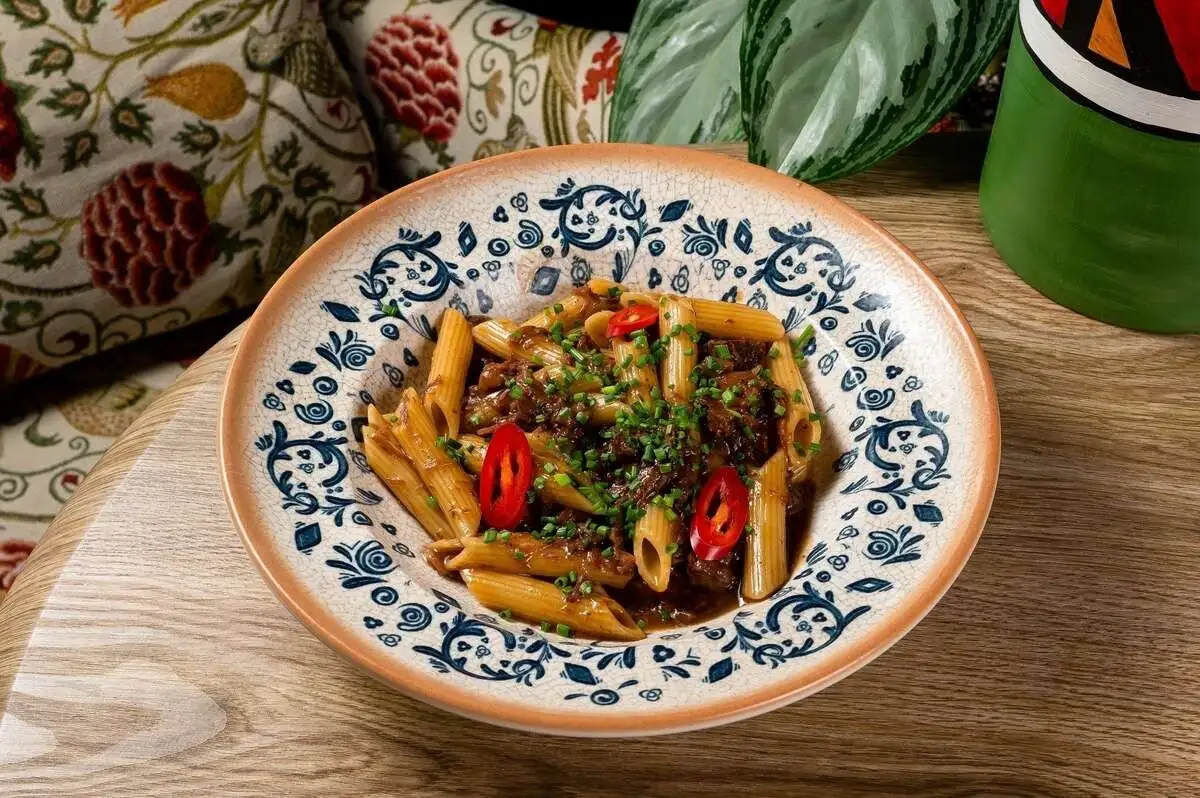 Пенне с телячьими щечками