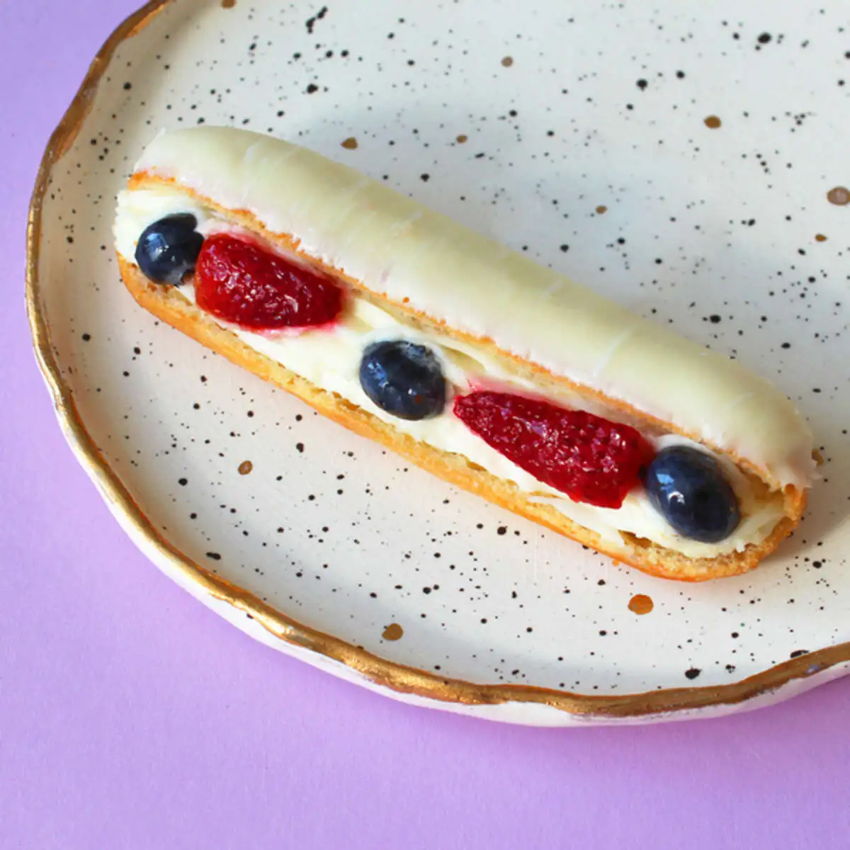 Эклер Ягодный