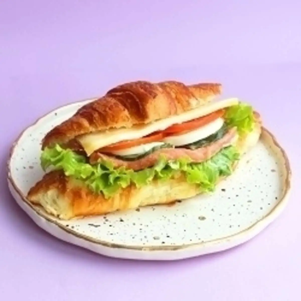 Круассан-сэндвич с форелью