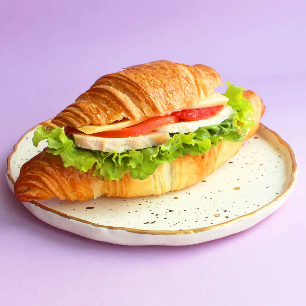 Круассан-сэндвич с курицей