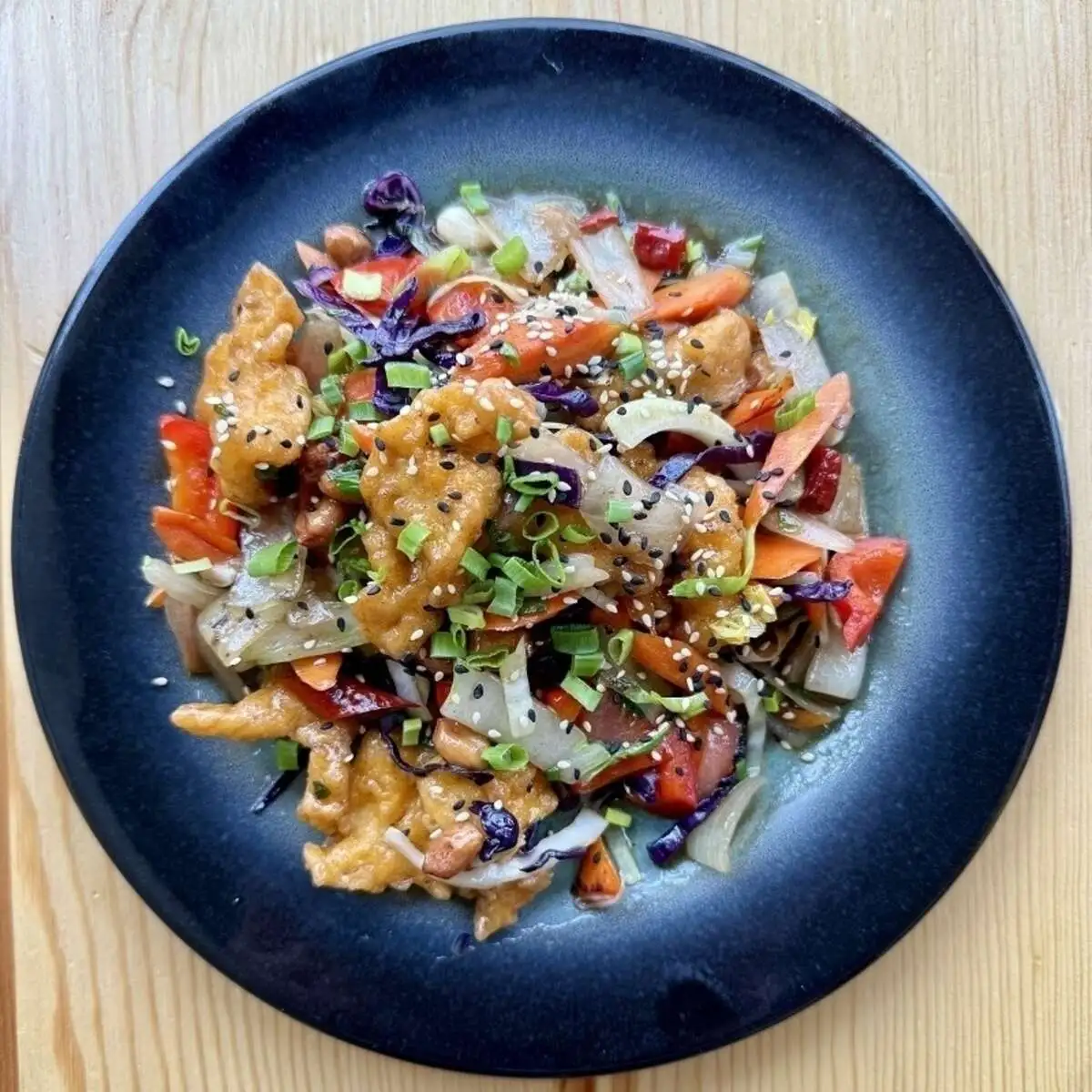 Курица Кунгпао с арахисом и овощами