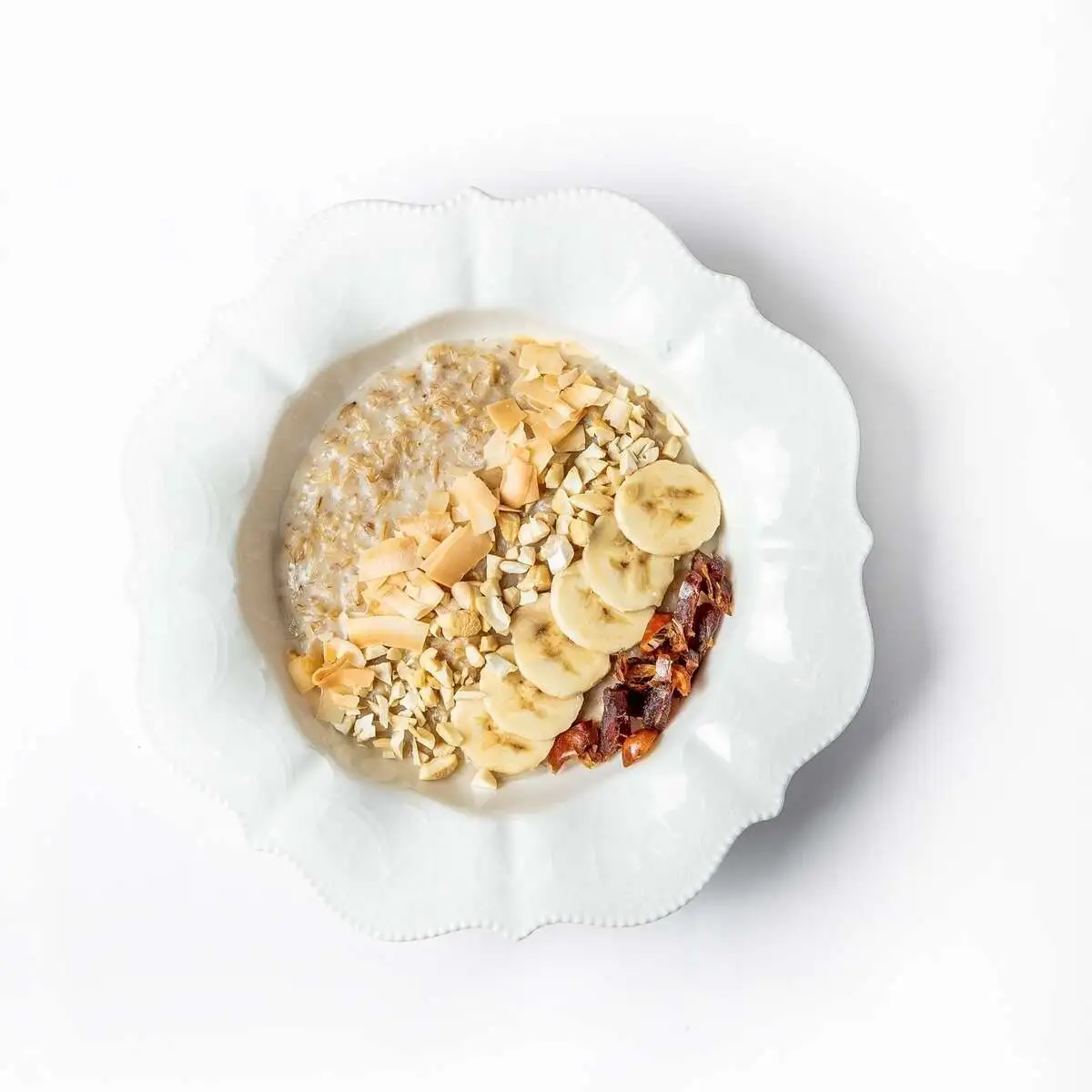 Каша овсяная с бананом, финиками и орехами 