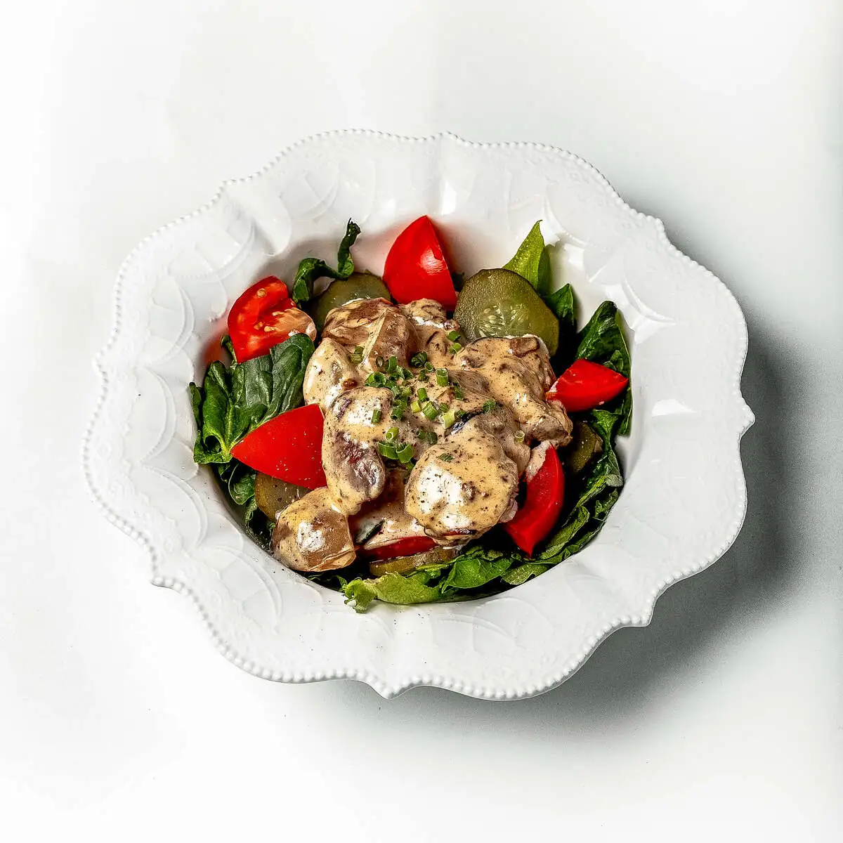 Салат теплый с куриной печенью и сливочным соусом