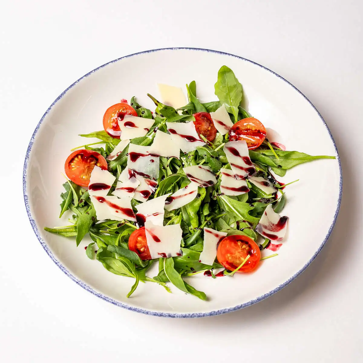 С рукколой, черри и пармезаном