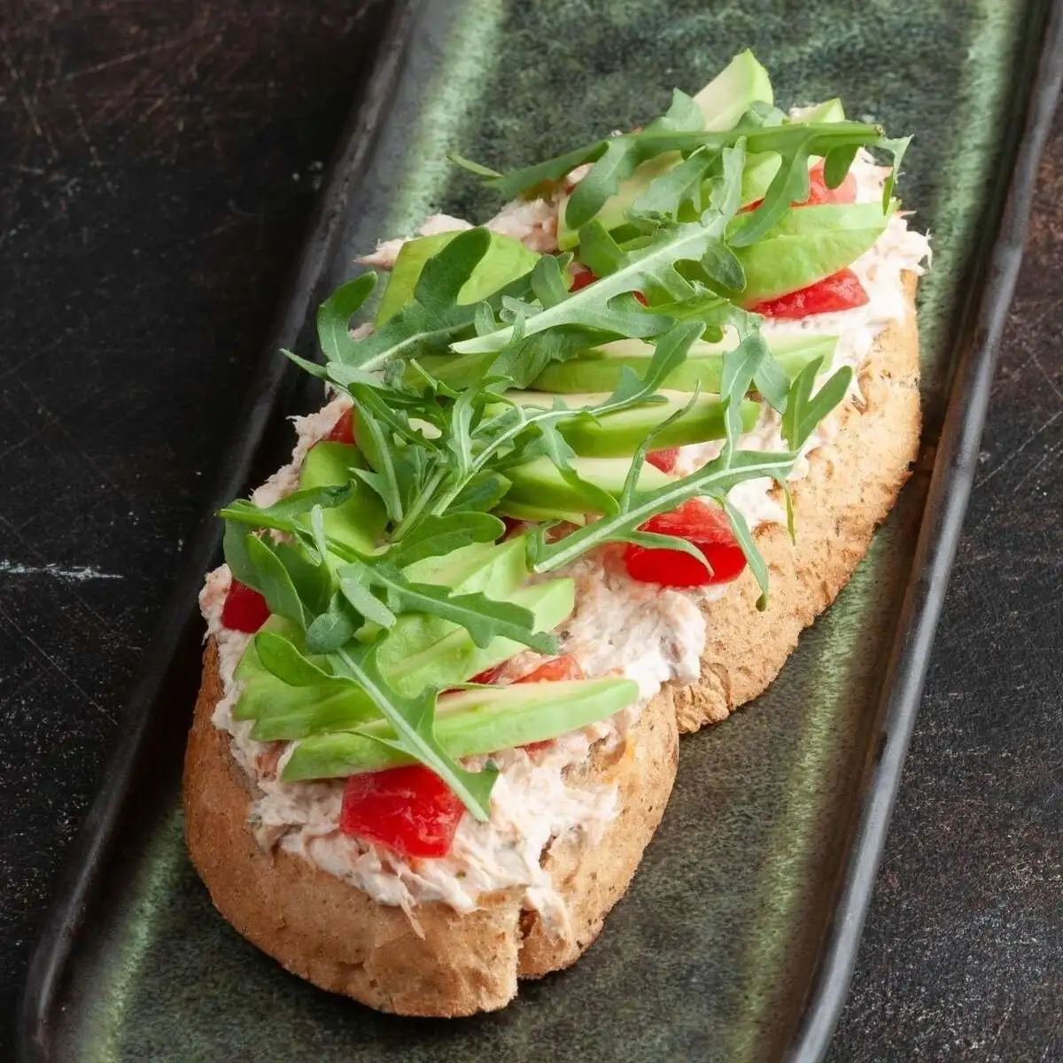 Брускетта  с риетом из подкопченного лосося