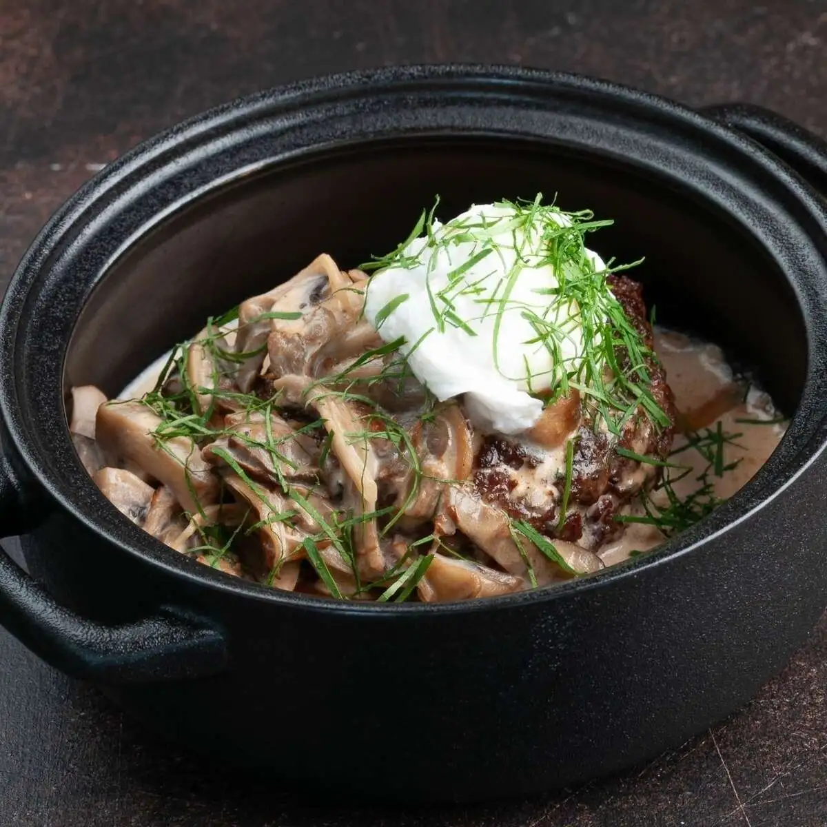 Бифштекс с грибами и яйцом пашот