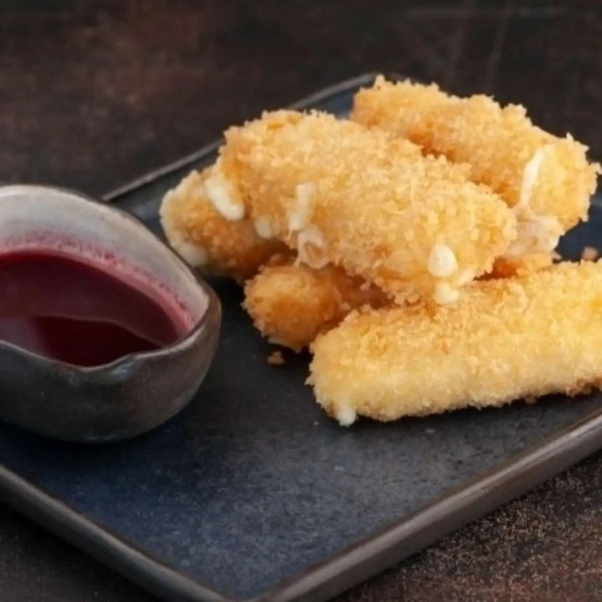 Сырные палочки с ягодным соусом