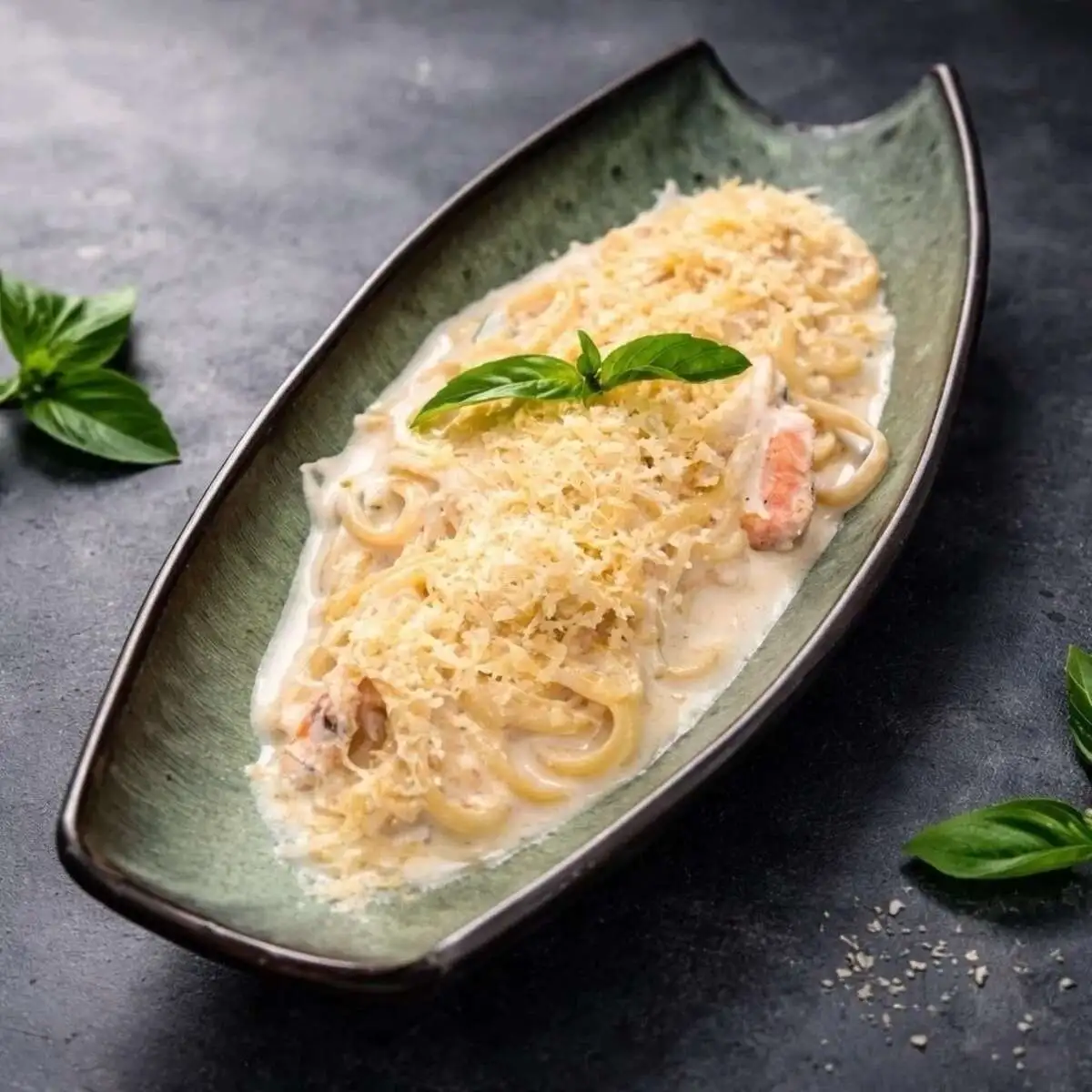Паста с форелью и красной икрой