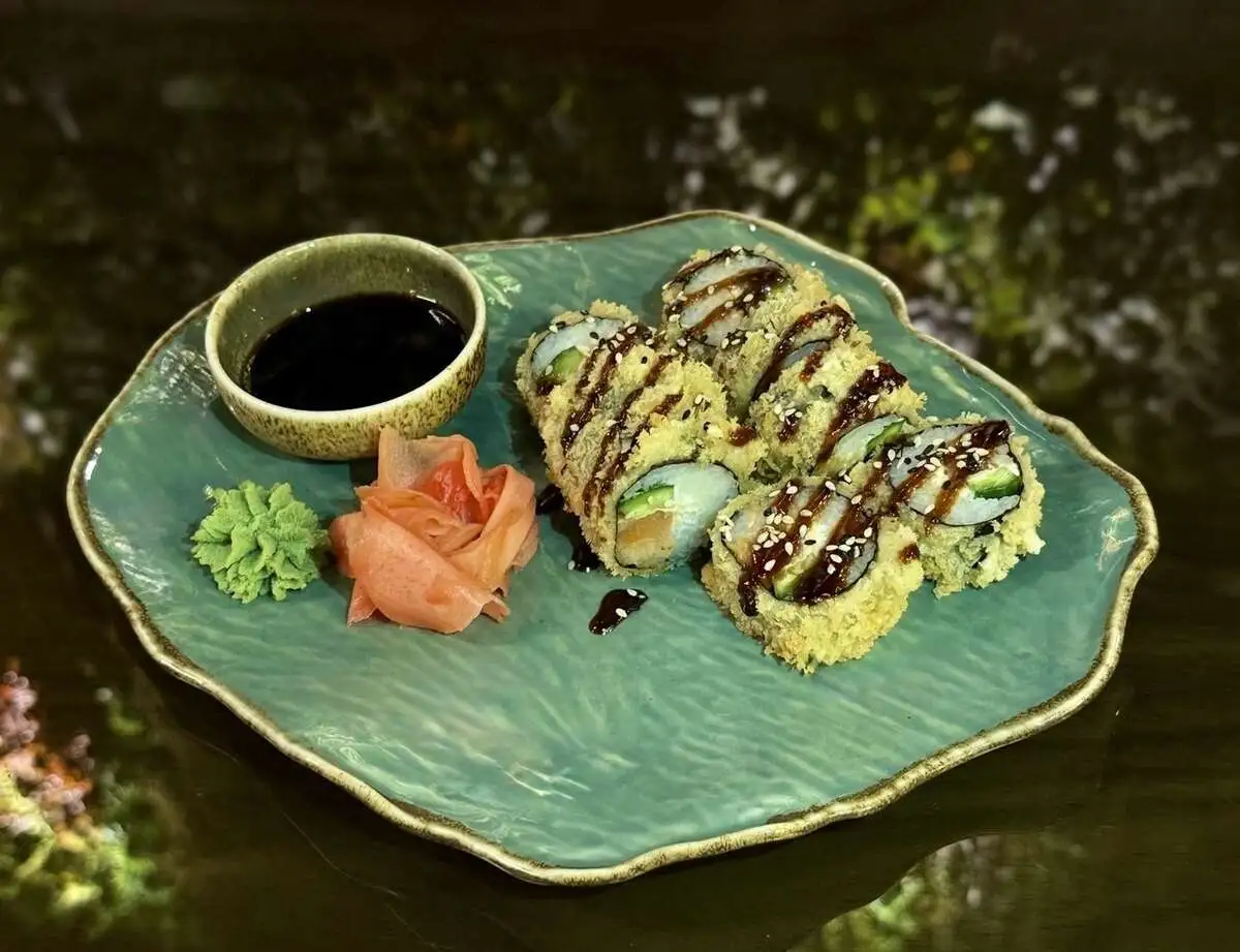 Горячий ролл с лососем/Hot roll with salmon