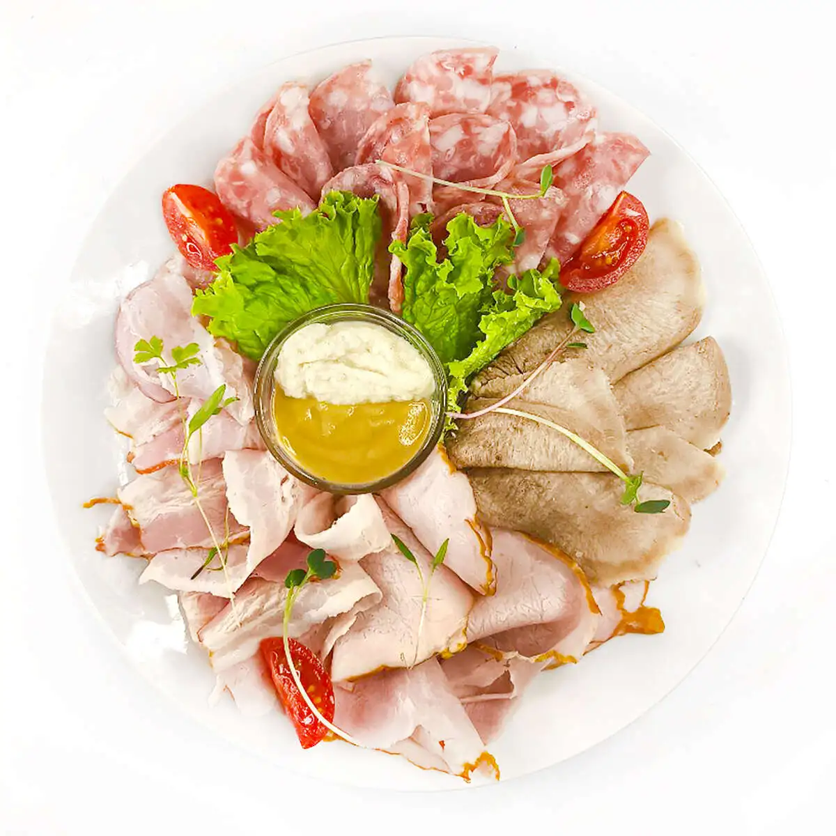 Мясные деликатесы с говяжьим языком, салями, карбонадом и свиной грудинкой горячего копчения