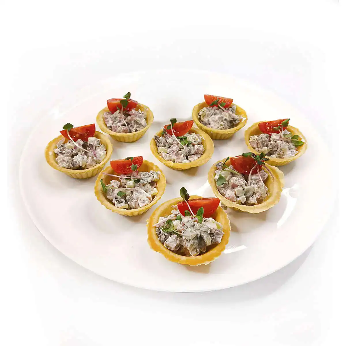 Тарталетки с салатом из буженины, бочкового огурца и красного лука