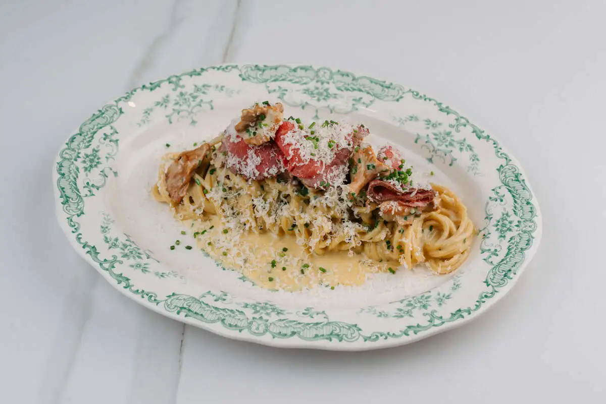 Спагетти с ростбифом и соусом чеддер