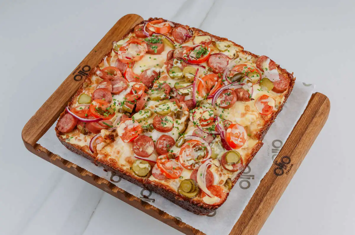 Пицца Детройт с колбасками и томатами черри