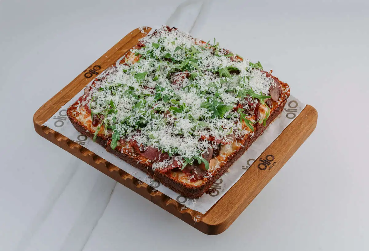 Пицца Детройт барбекю с пастрами