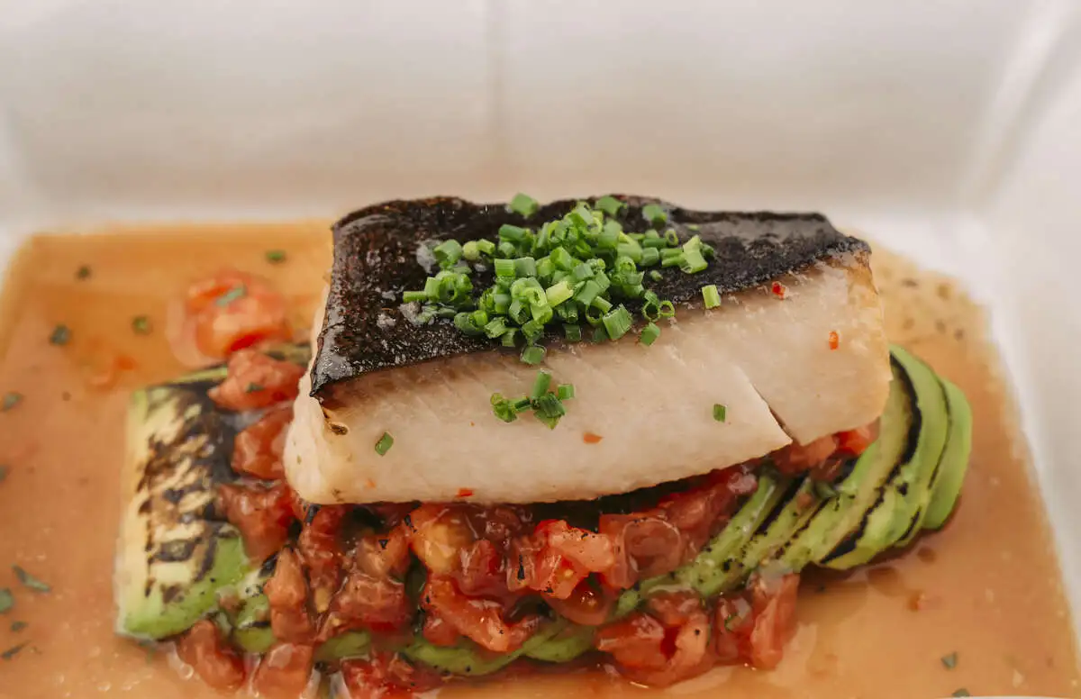 Угольная треска с подпеченным авокадо и томатной сальсой