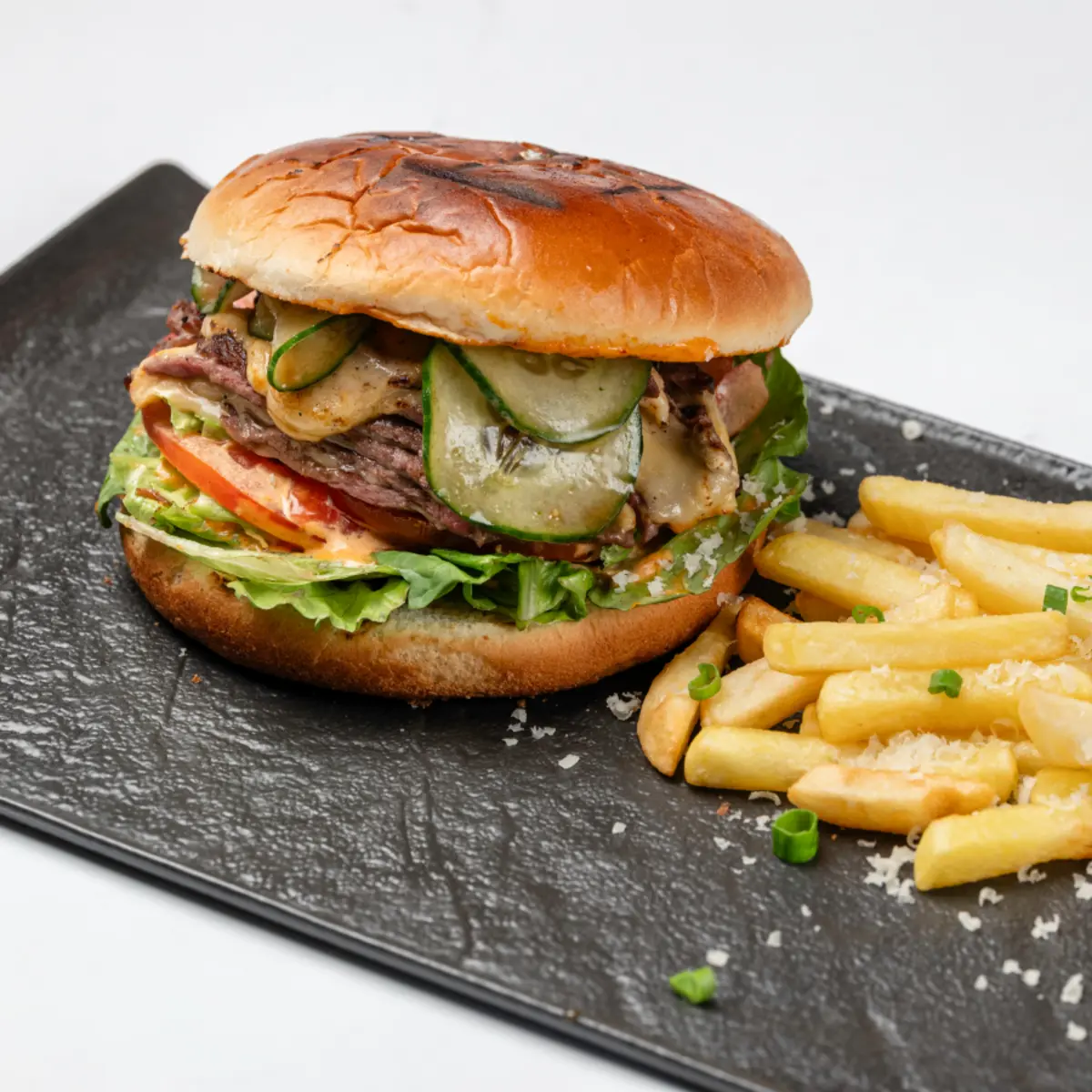 Бургер с говядиной и трюфельным фри