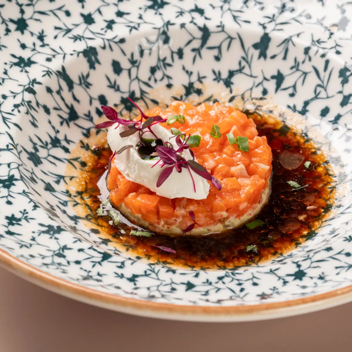 Тартар форель с авокадо и шисо соусом