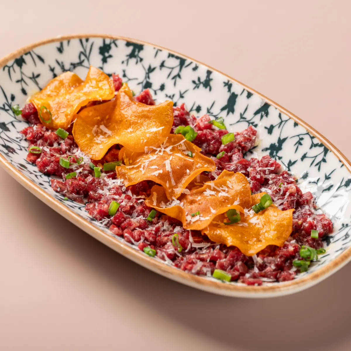 Тартар говядина с чипсами из батата