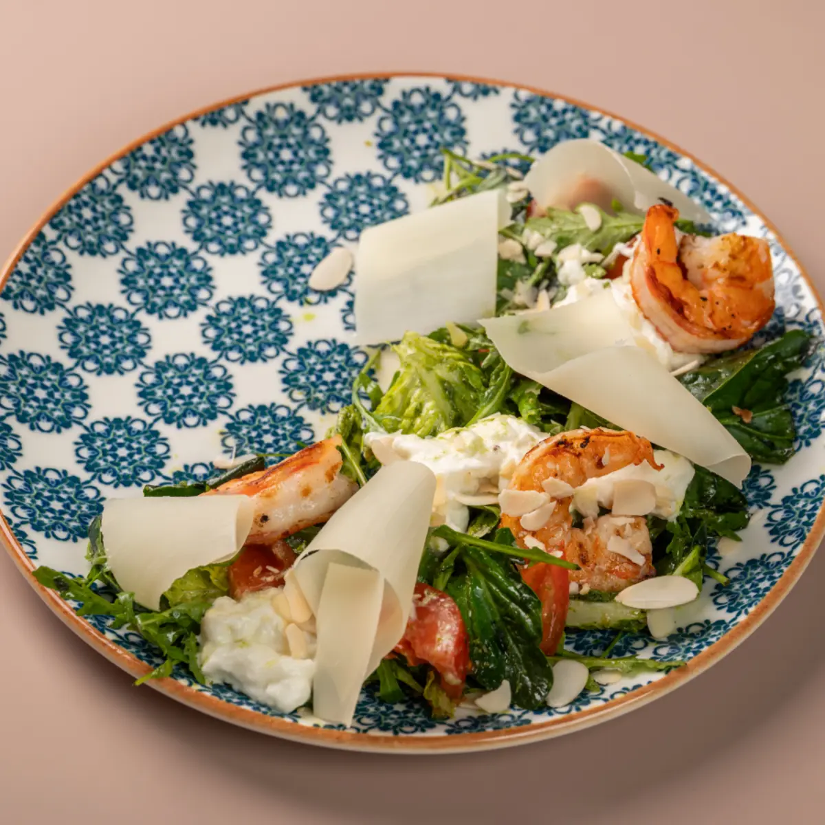 Салат с рукколой и креветками, страчателлой и песто