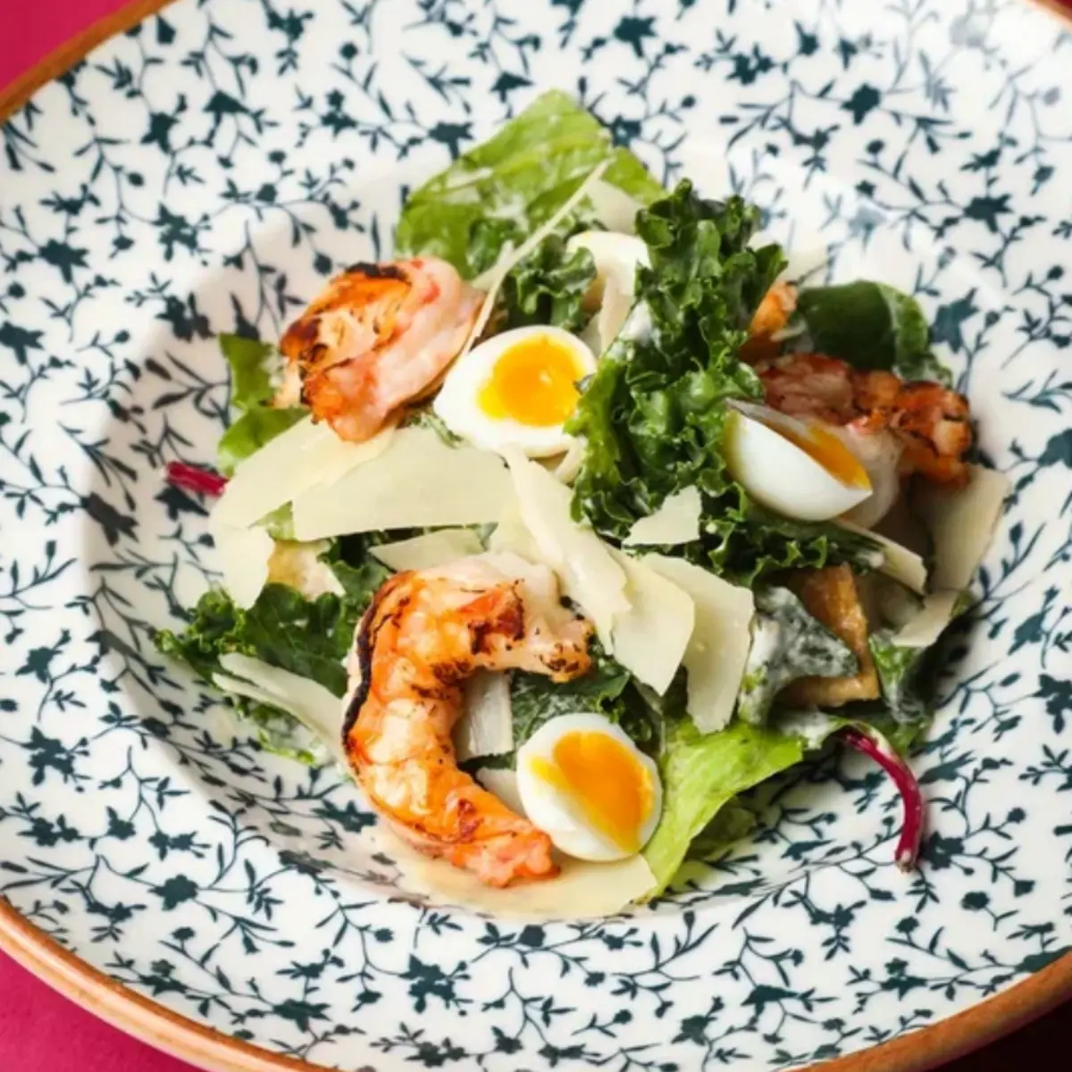 Салат с креветками и соусом тоннато