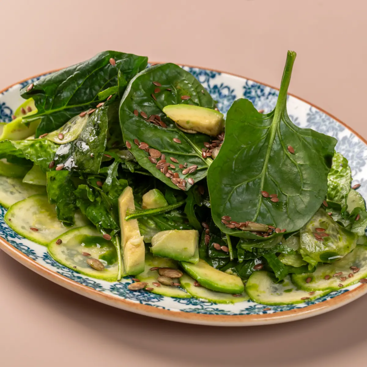 Зеленый салат с карпаччо из кабачков