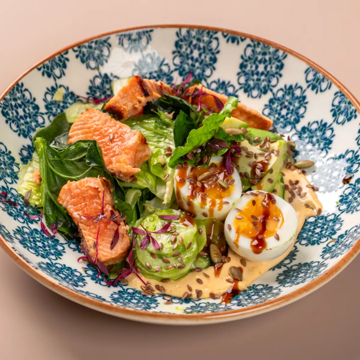 Салат с лососем, авокадо и кремом из форели