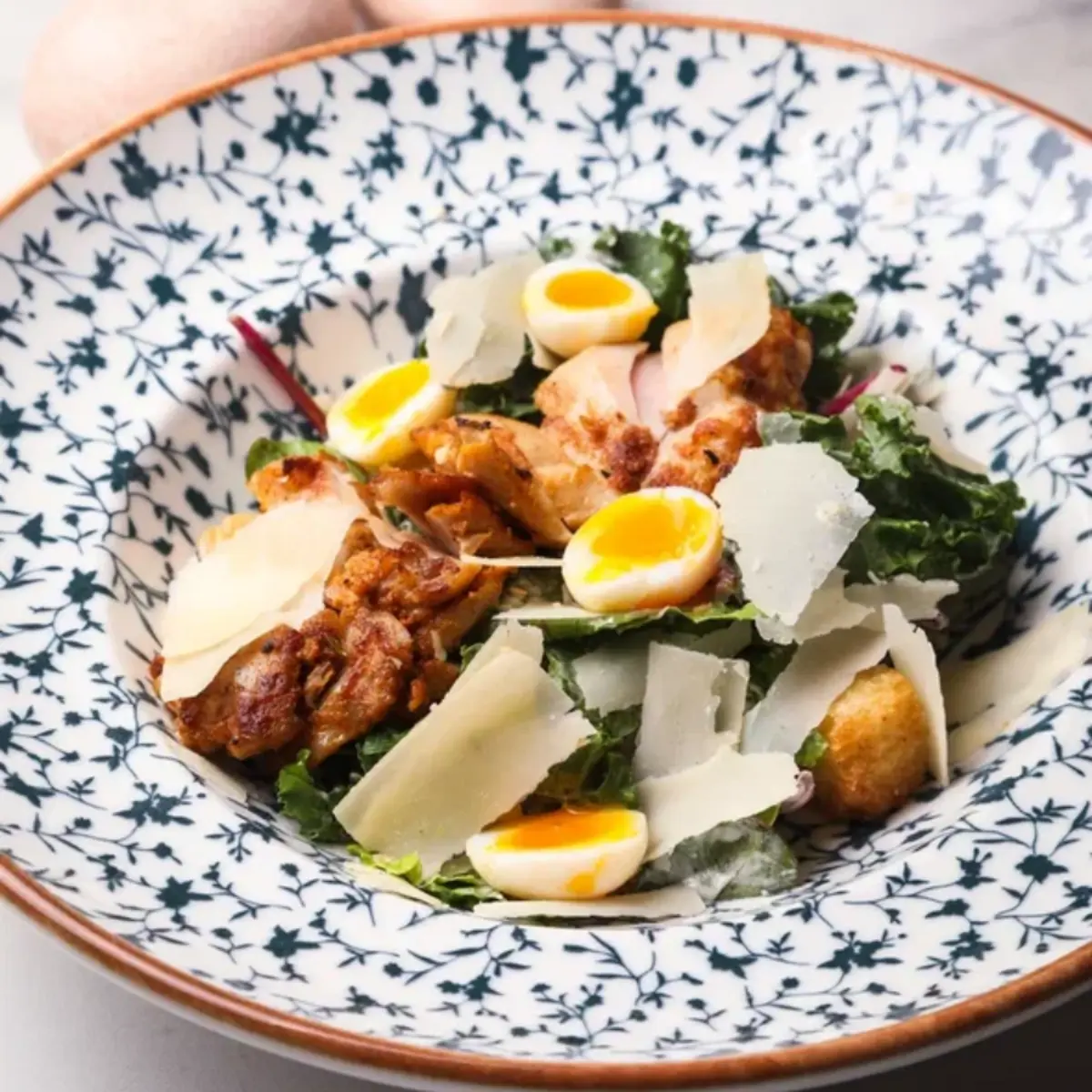 Салат с куриным бедром и соусом тоннато