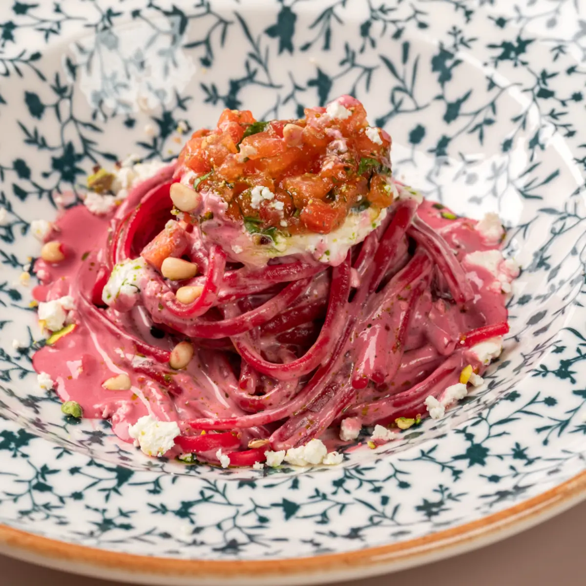 Лингвини со страчателлой в свекольном соке