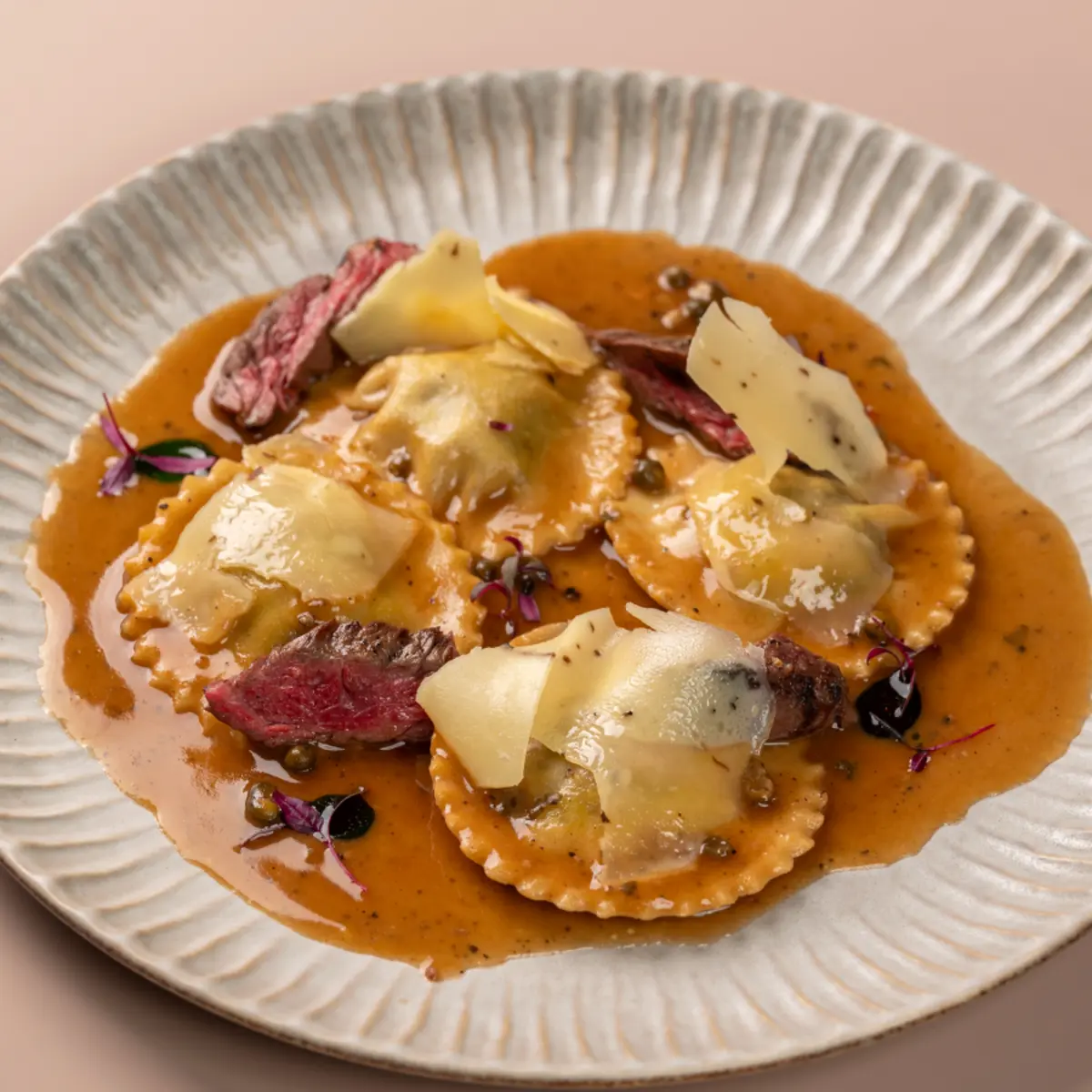 Равиоли с диафрагмой, грибной икрой и трюфельным сыром