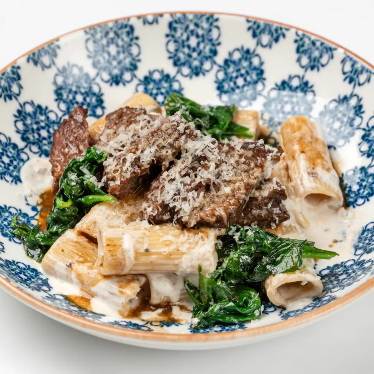 Ригатони с говяжьей щекой