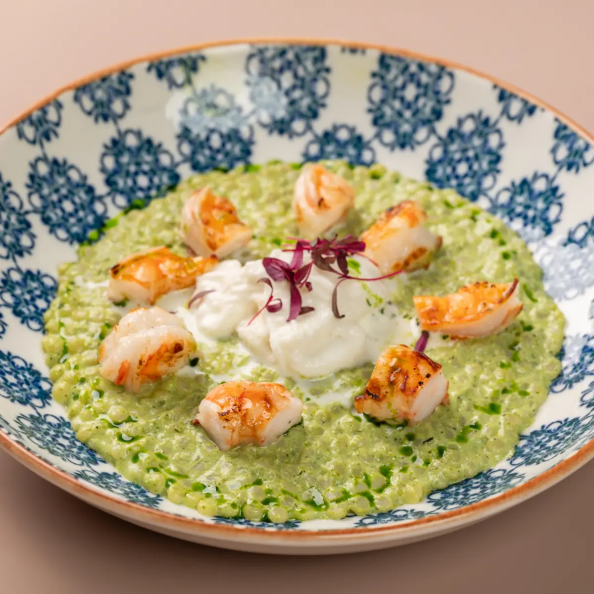 Птитим с креветками в сырном соусе с песто