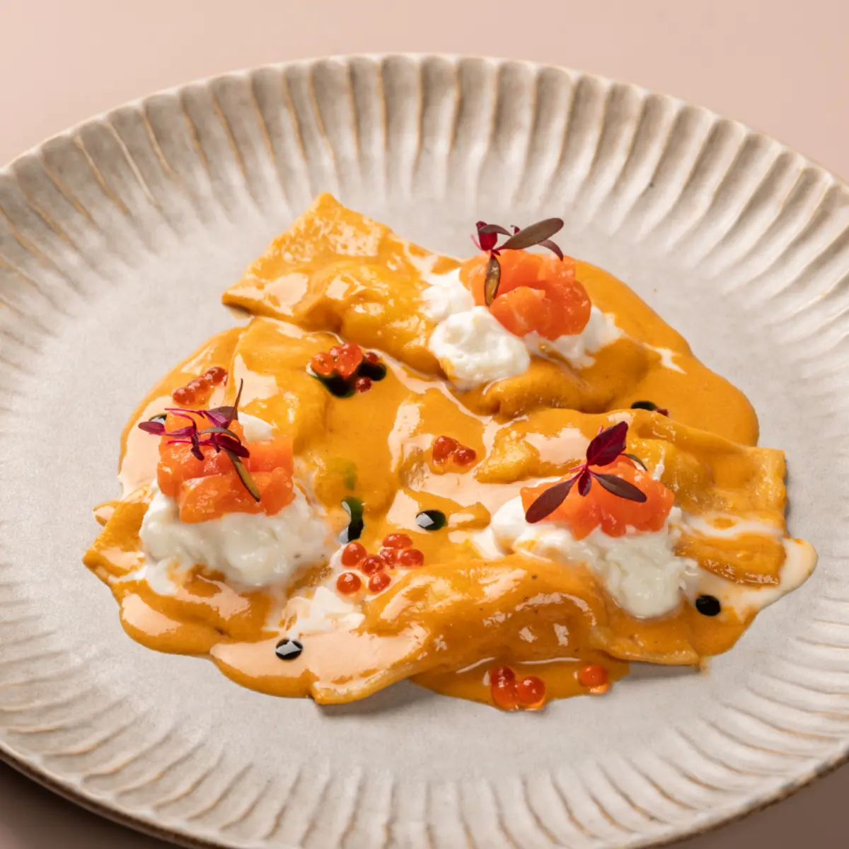 Равиоли с креветками, форелью в соусе сливочный биск