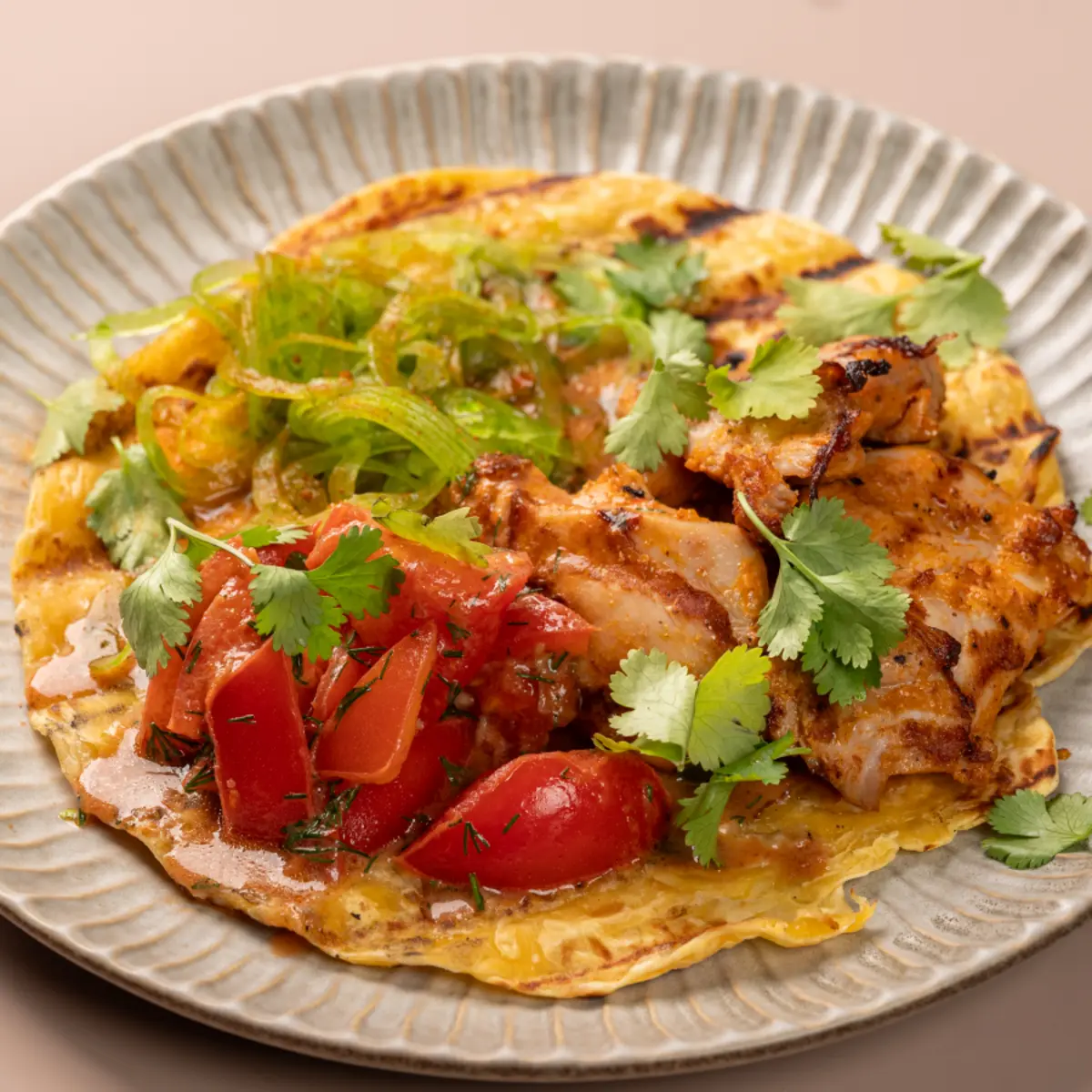 Шашлык из куриных бедер на лепешке с маринованными томатами