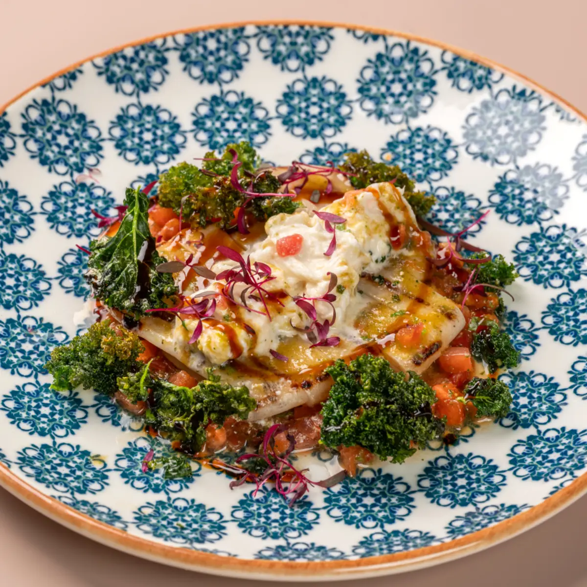 Кальмар на гриле с сальсой из томатов