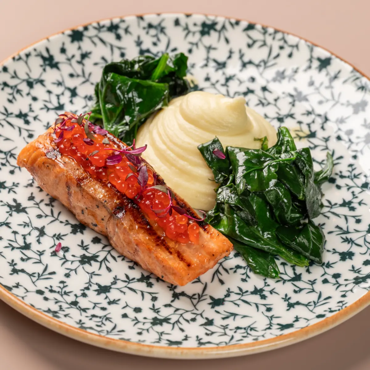 Филе форели на гриле с икорным соусом