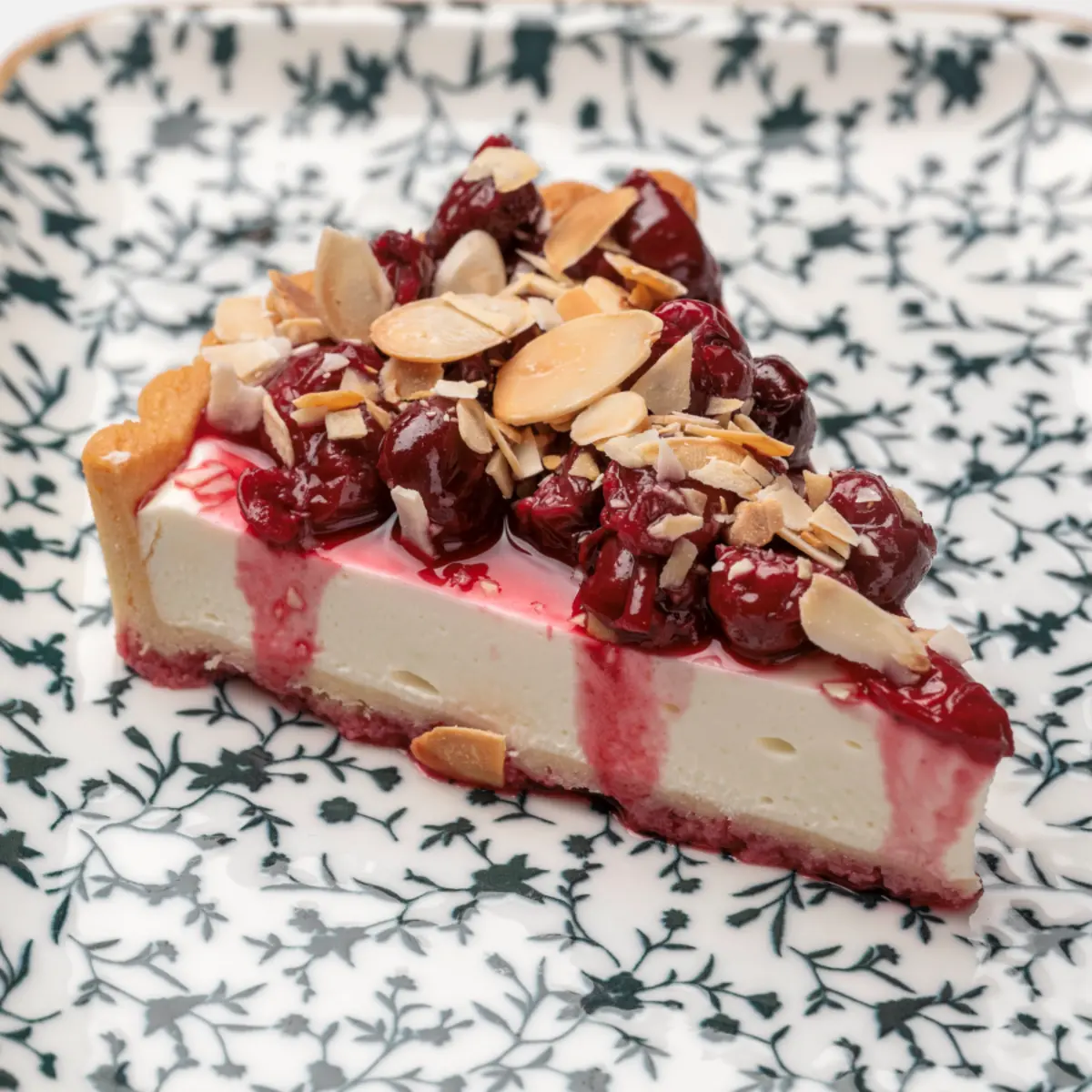 Тарт с вишней и миндалем