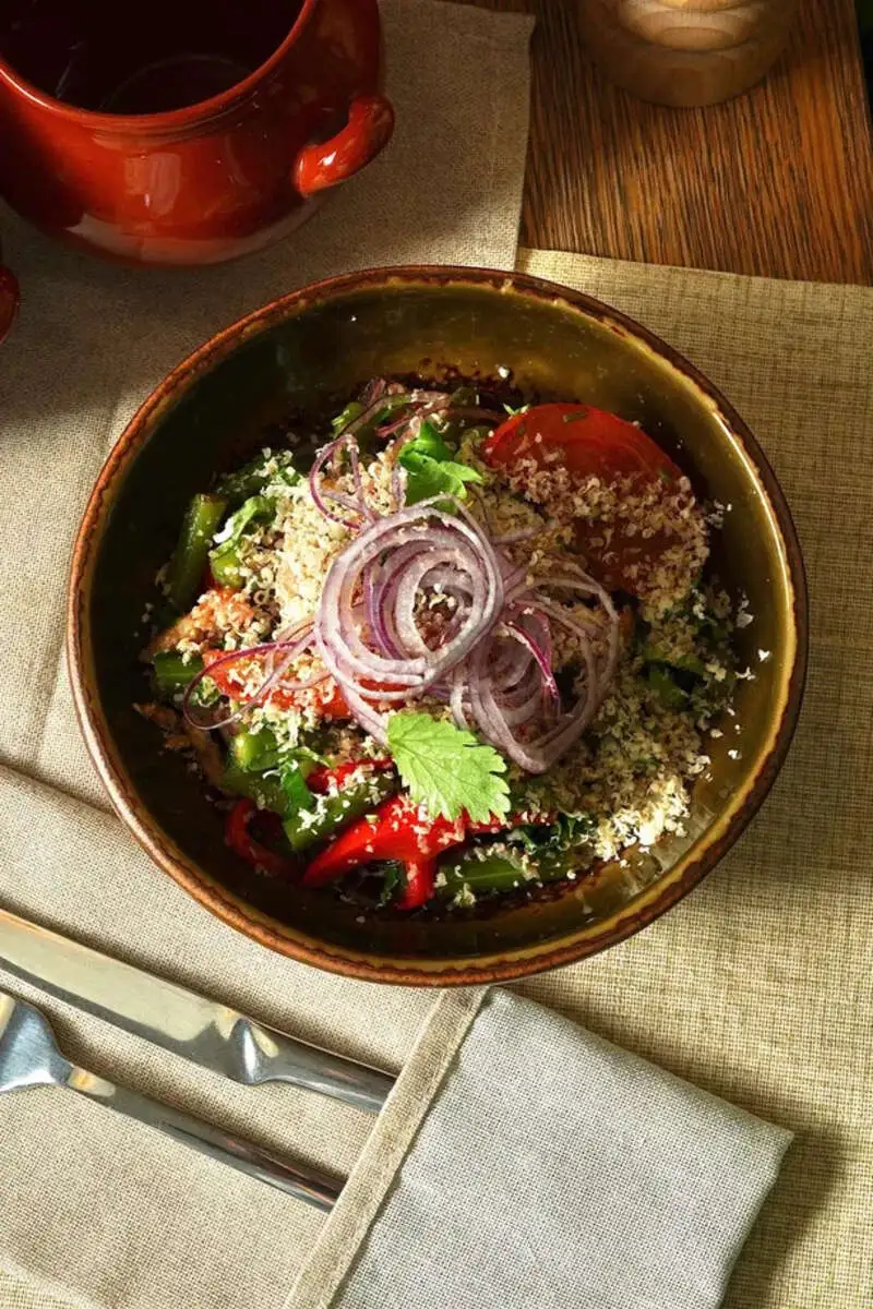 Салат со свининой и стручковой фасолью