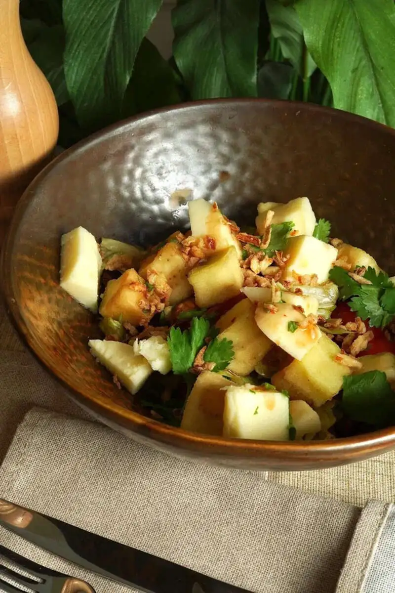 Салат с хрустящими баклажанами и сыром