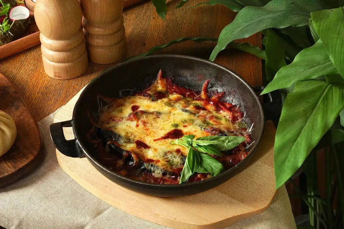 Баклажаны запеченные с томатами и сыром