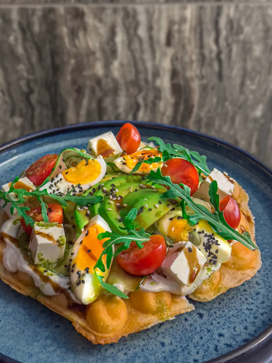 Гонконгская вафля с авокадо и фета