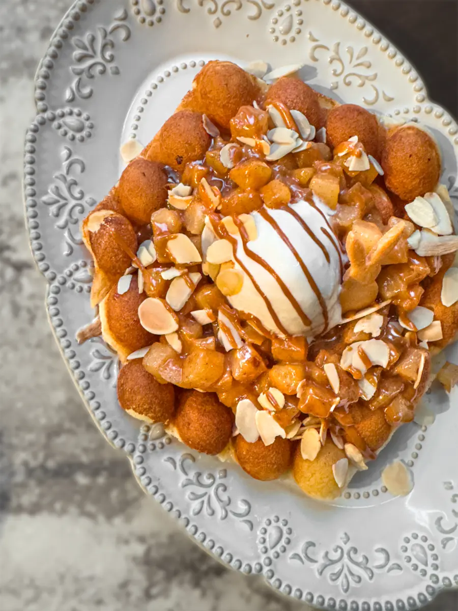 Гонконгская вафля с яблоком в карамели 