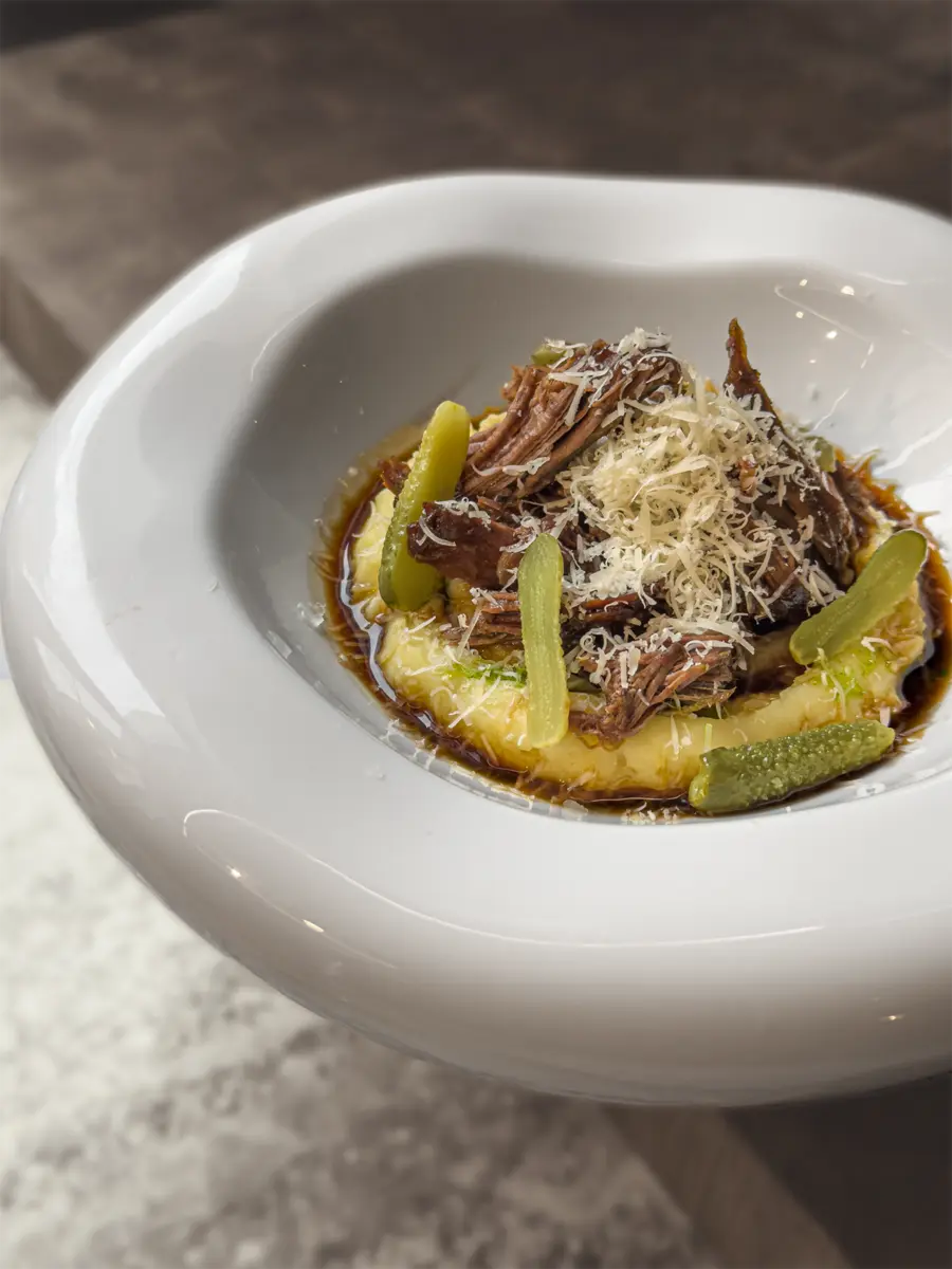 Рваная томленая говядина с соусом демиглас 