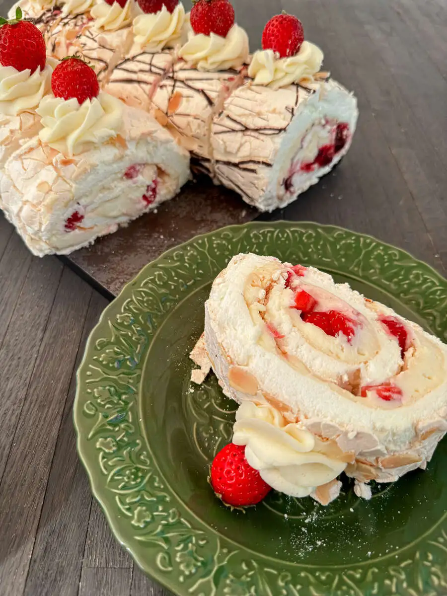 Меренговый рулет с клубникой