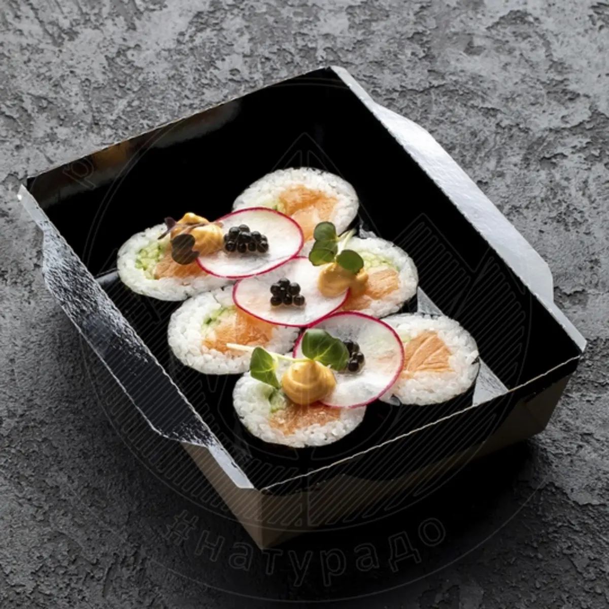 Ролл с лососем и Спайси соусом, слабосоленый лосось