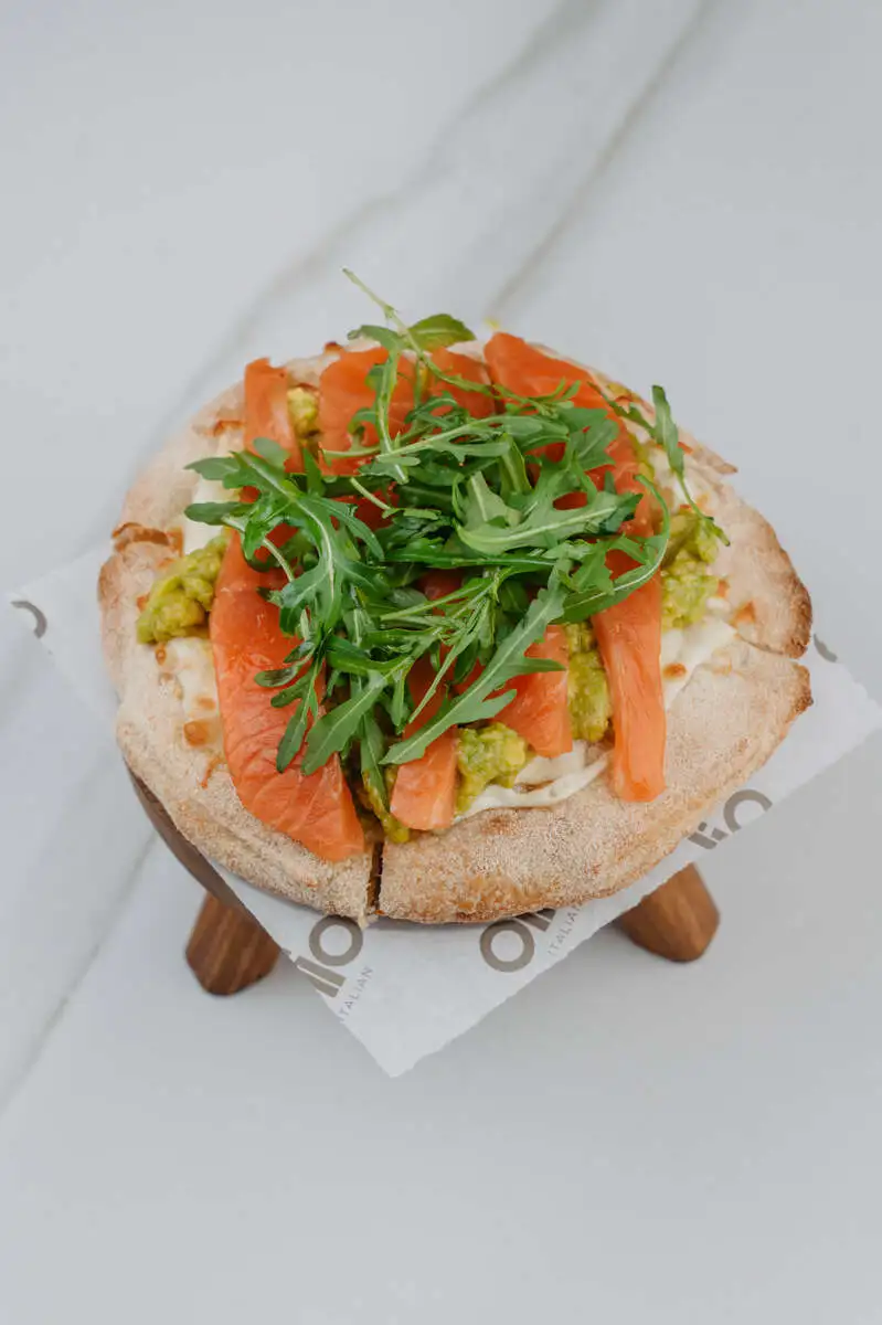 Пицца Рим с гуакомоле и лососем 